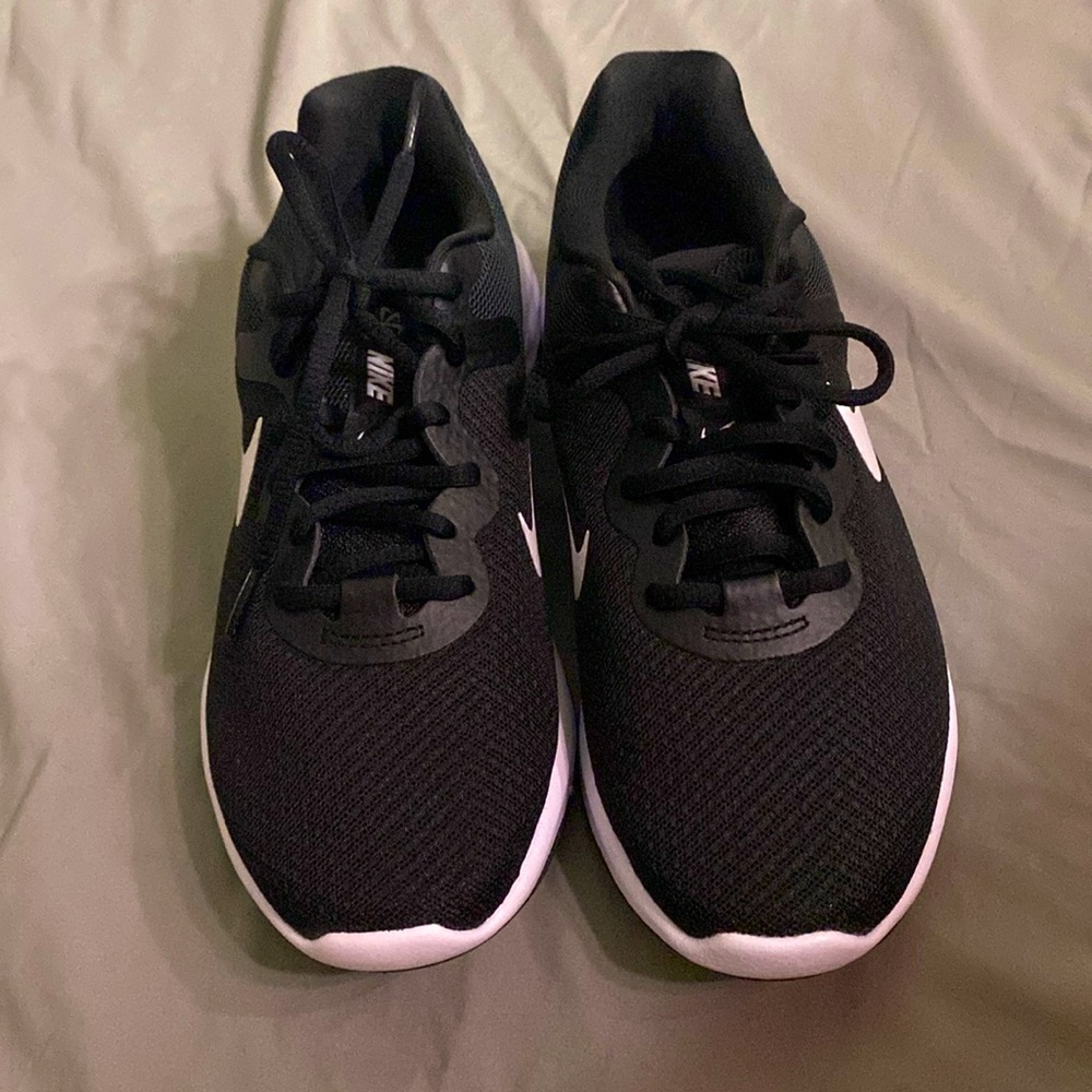 BLACK NIKE RUNNING SHOES